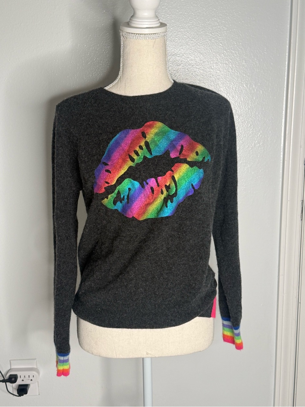 SCOTT & SCOTT LONDON Charcoal Crewneck Sweater with Rainbow Lip Graphic